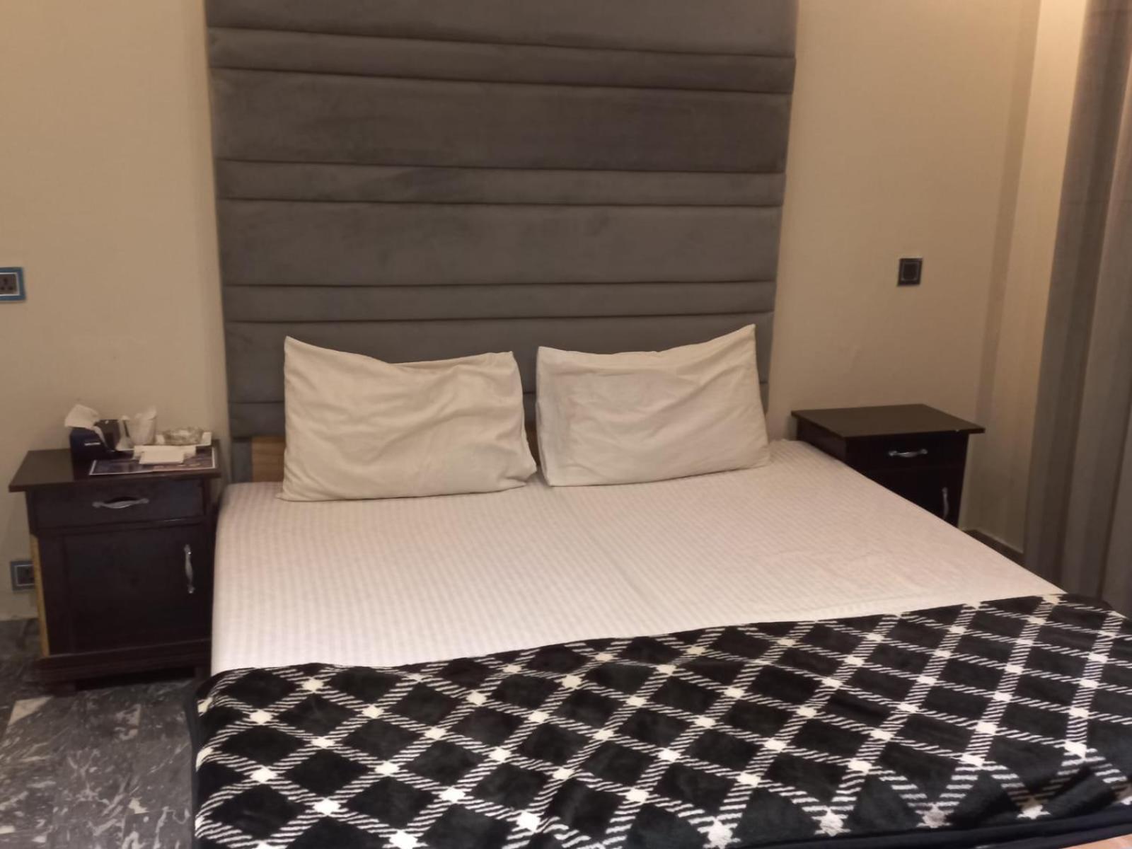 Hotel Royal Grand Lahore Esterno foto